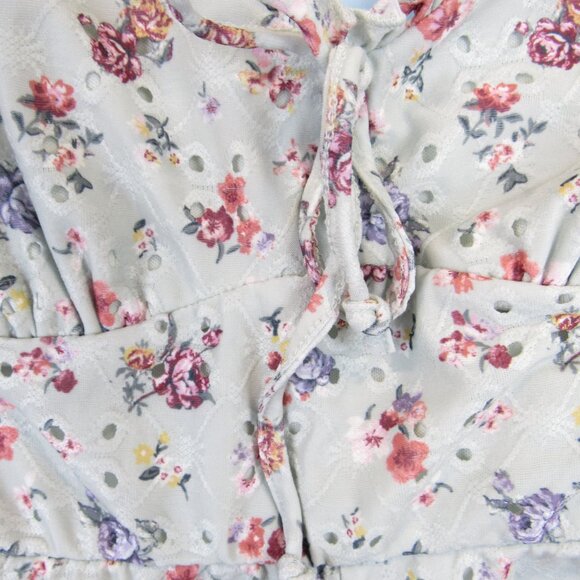 Heart & Heels Romper Juniors Size XL Floral Embroidered Eyelet Short Elastic Sle - Picture 3 of 7